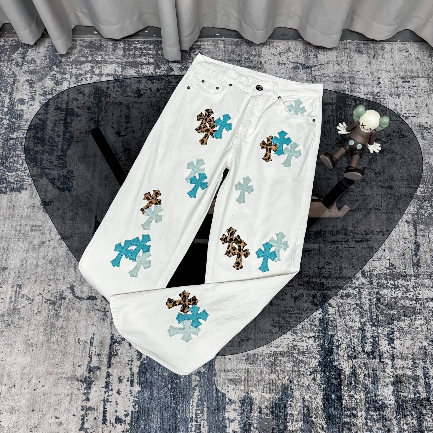 P250 Chrome Hearts 25SS white pants with three-color leopard print blue leather jeans. Chrome Hearts’ pants with the most popular colors are made of beaded canvas fabric. Heavy washing makes the upper body of the fabric more textured and the pants are tall and straight! The three-dimensional cutting of the whole trousers is a masterpiece! The hardware is customized by zp. The beaded canvas fabric is thick and soft after being washed. It has good breathability. Customized small leather label. Unique design. The details are simple and elegant, and the workmanship is exquisite. The whole trousers are neatly routed and the details are in place! It’s so cool that both men and women can easily control the genderless trend! Size: 28/30/32/34 Waist: 73/78/83/88 Sitting: 99/104/109/114 Pants length: 102/104/106/108